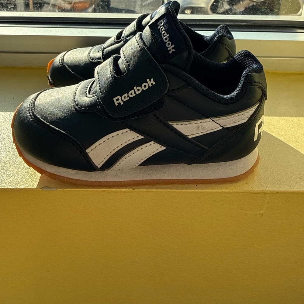 Reebok Royal Classic Jogger Cljoger in Collegiate Navy & White Size 8
